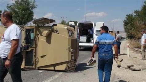 O­t­o­m­o­b­i­l­ ­i­l­e­ ­z­ı­r­h­l­ı­ ­a­r­a­ç­ ­ç­a­r­p­ı­ş­t­ı­:­ ­2­­s­i­ ­p­o­l­i­s­,­ ­3­ ­y­a­r­a­l­ı­ ­-­ ­Y­a­ş­a­m­ ­H­a­b­e­r­l­e­r­i­